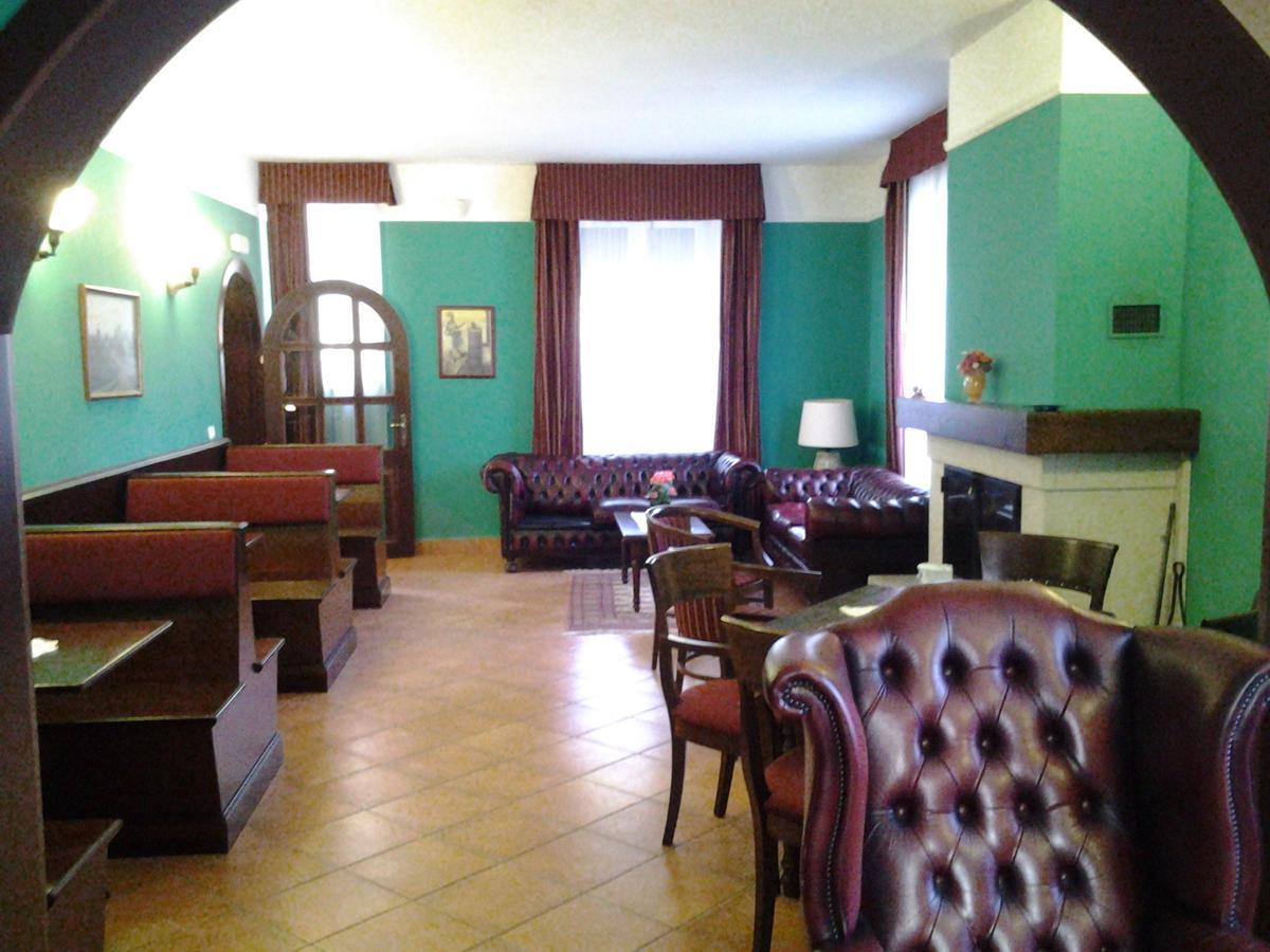 ホテル Casale Maginulfo Roccamandolfi エクステリア 写真